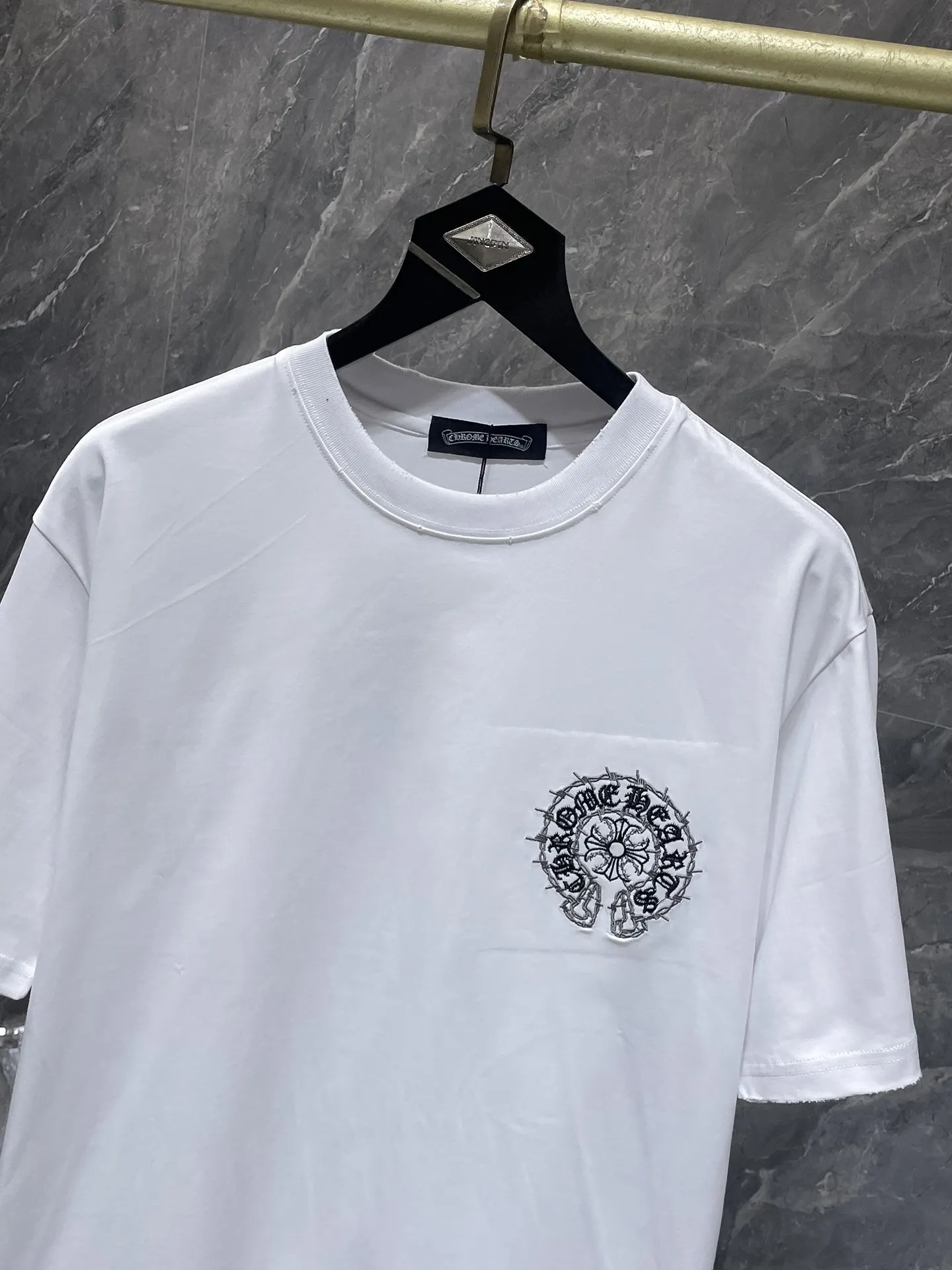 P166 New Chrome Hearts 25ss for summer. High gram weight, environmentally friendly and high-quality top-grade fabric. 280g. Heavy-duty horseshoe roller frayed embroidered short sleeves. Counter synchronization. Re-engraved version 1:1. Recommended color: black white. Size: S, M, L, XL.